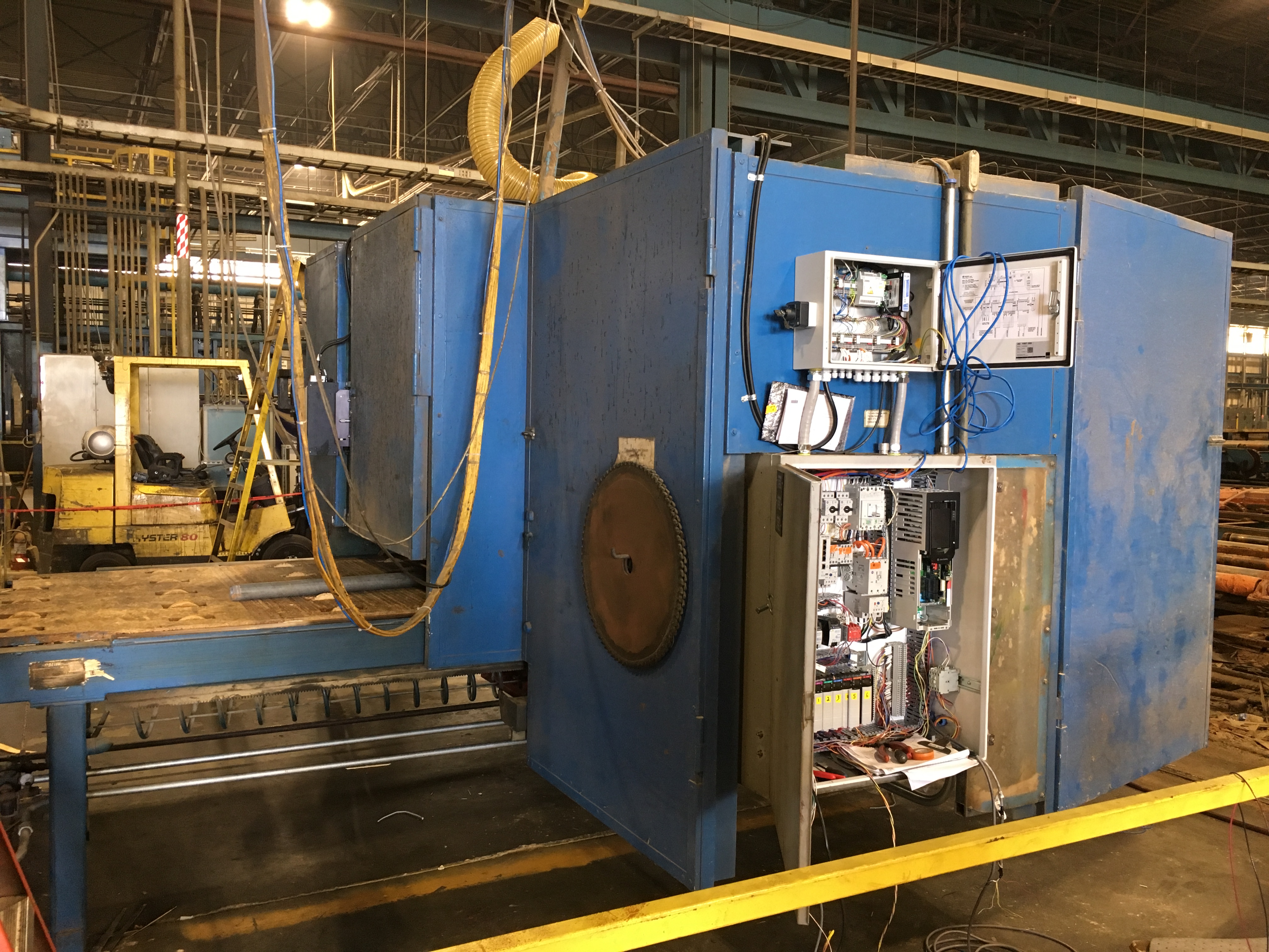 Flying cutoff saw system